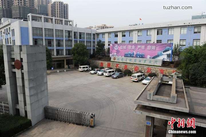 長沙市坪塘勞動教養管理所采購我公司定制生產的11KW二用一備自來水加壓泵站一套，本設備供水范圍為5公里，供水人數為3600人，目前本自來水加壓泵站運行平穩，高效節能，受到了管理所的一致好評！